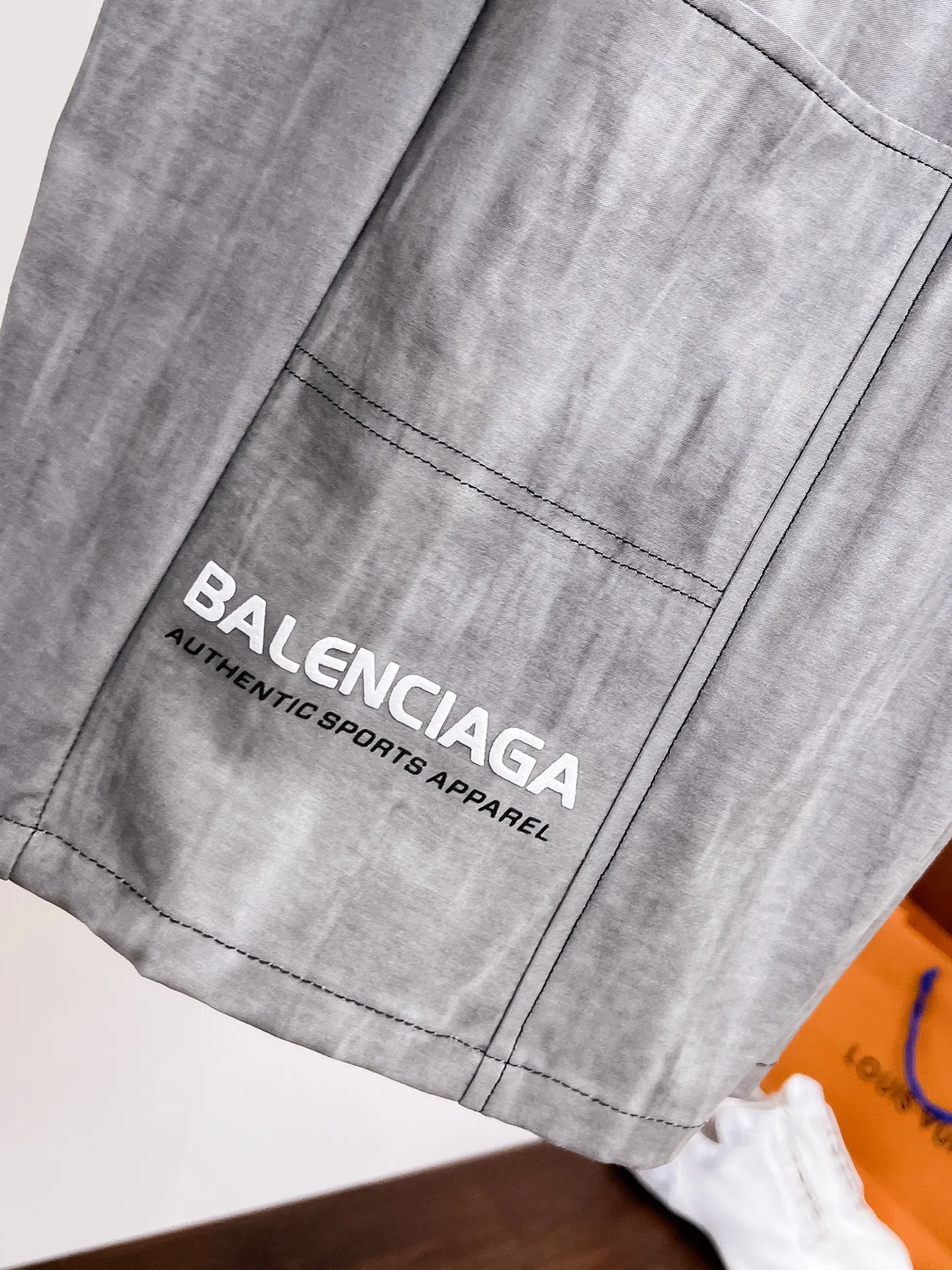 Balenciaga's three-standard complete 2026 summer New Arrival men's casual shorts, advanced custom-made Breathable fabric, Breathable fabric, extremely stretchy and comfortable, impeccable details, top-grade accessories, original logo design concept, delicate and soft feel! The upper body fit is awesome! Size: M-XXXL Please state your height and weight when ordering